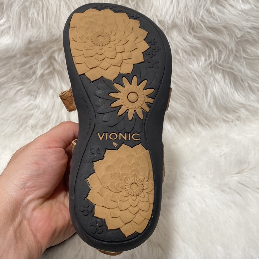 Vionic Amber Adjustable Sandal Size 7 - image 6
